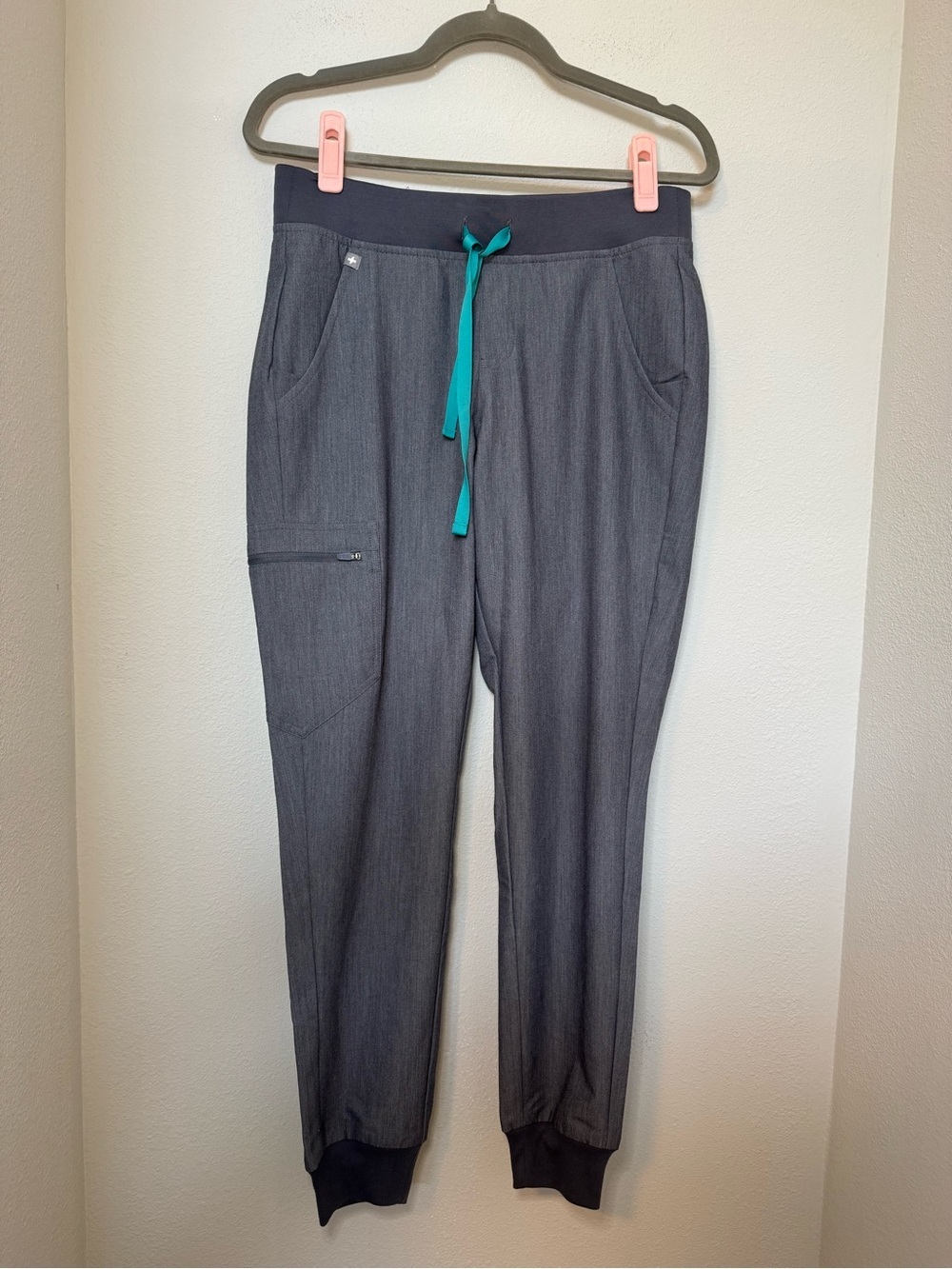 FIGS Zamora Scrub Joggers in a graphite gray NWT